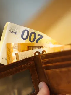 Peňaženka s euro bankovkami na výdavky