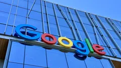 Google logo na boku budovy v štyroch farbách